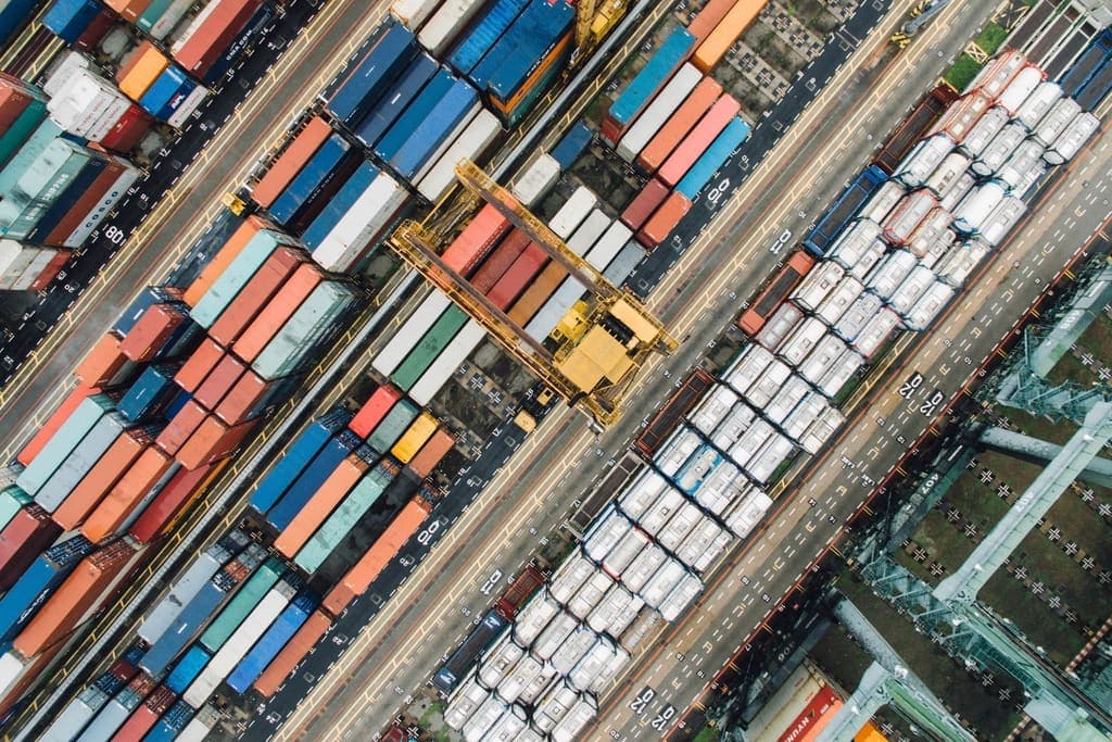 Contenedores alineados en un depósito
