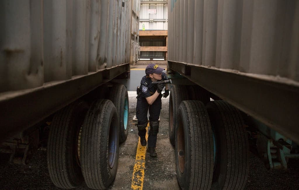 Inspección de mercancía en control aduanero