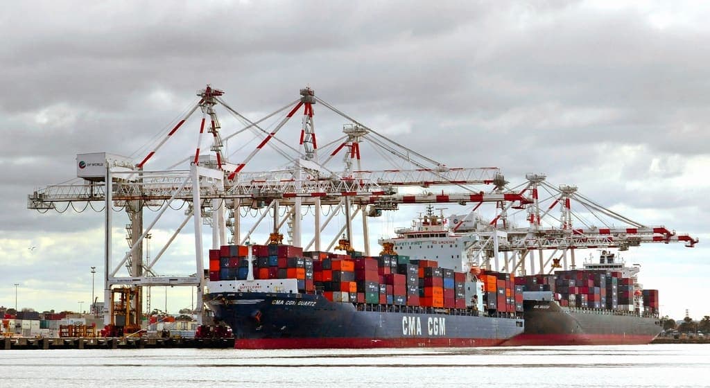 Grúa de muelle sobre una terminal de contenedores