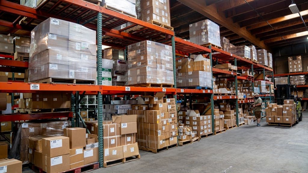Interior de un almacén logístico