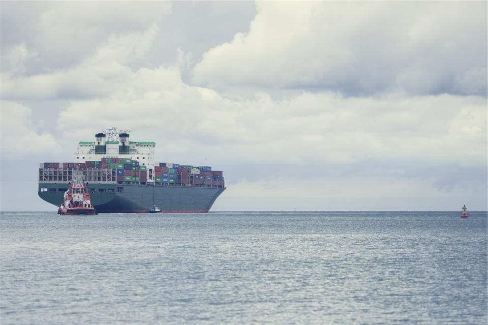 Buque portacontenedores navegando en mar abierto