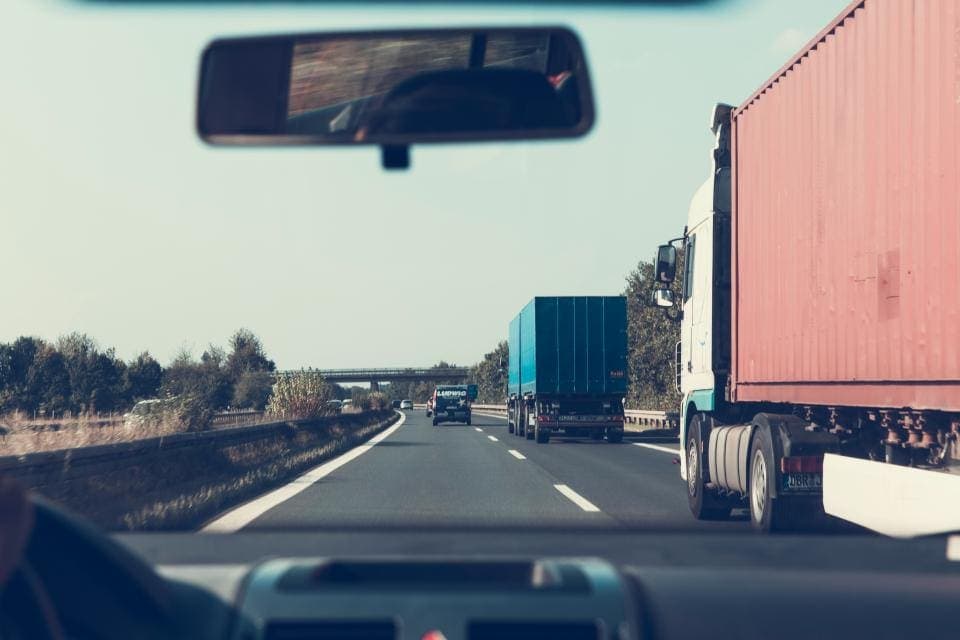 Camión de carga en carretera