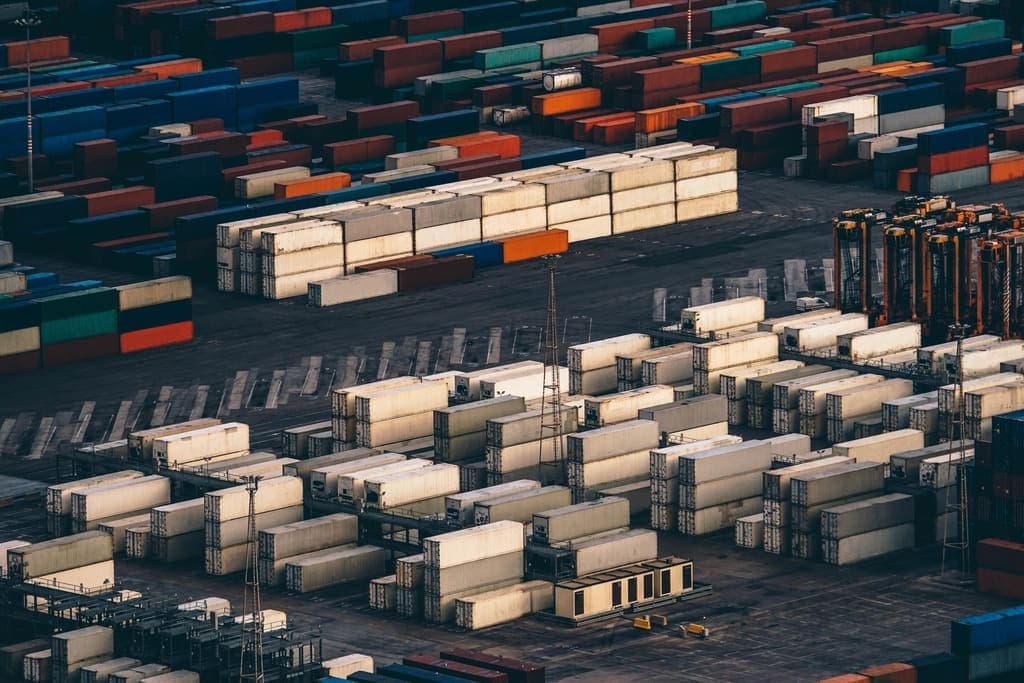 Contenedores apilados en la explanada de una terminal portuaria